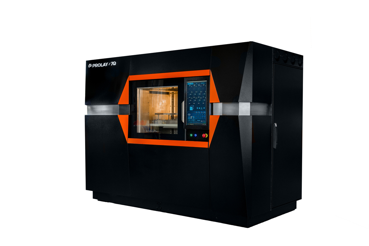 Przemysłowa drukarka 3D 	PROLAY 7Q  z technologią PLTM – autorskie rozwiązanie  BIBUS MENOS. Maszyna pozwala na druk z trzech materiałów jednocześnie i budowanie  modelu z warstw o zmiennej grubości, co radykalnie skraca czas produkcji bez utraty jakości
